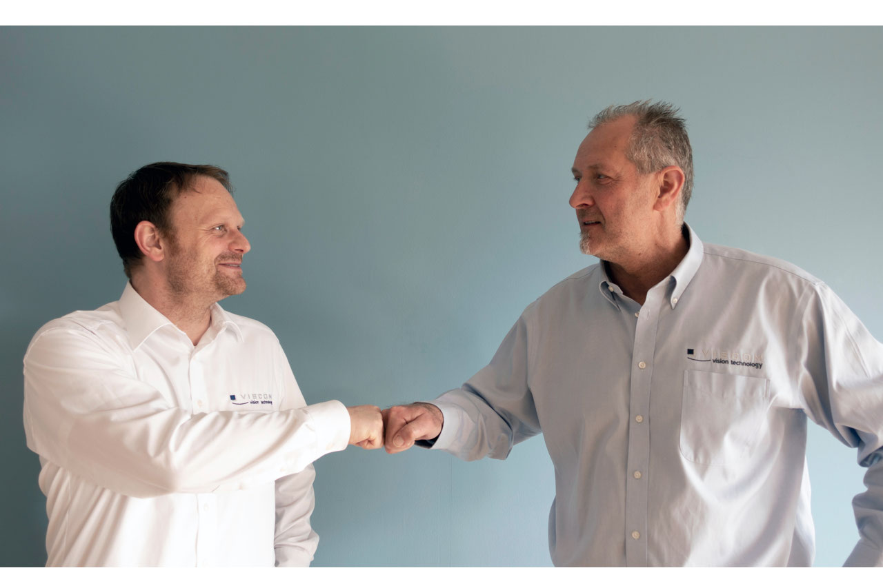 Christian Schweizer, new Head of Central Service at Viscom AG, and his predecessor Henning Obloch