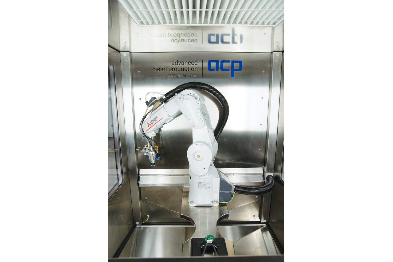 Made entirely of stainless steel, the cleaning system has smooth surfaces and comes with a robot as standard. It can be easily integrated into connected production lines and digitally controlled