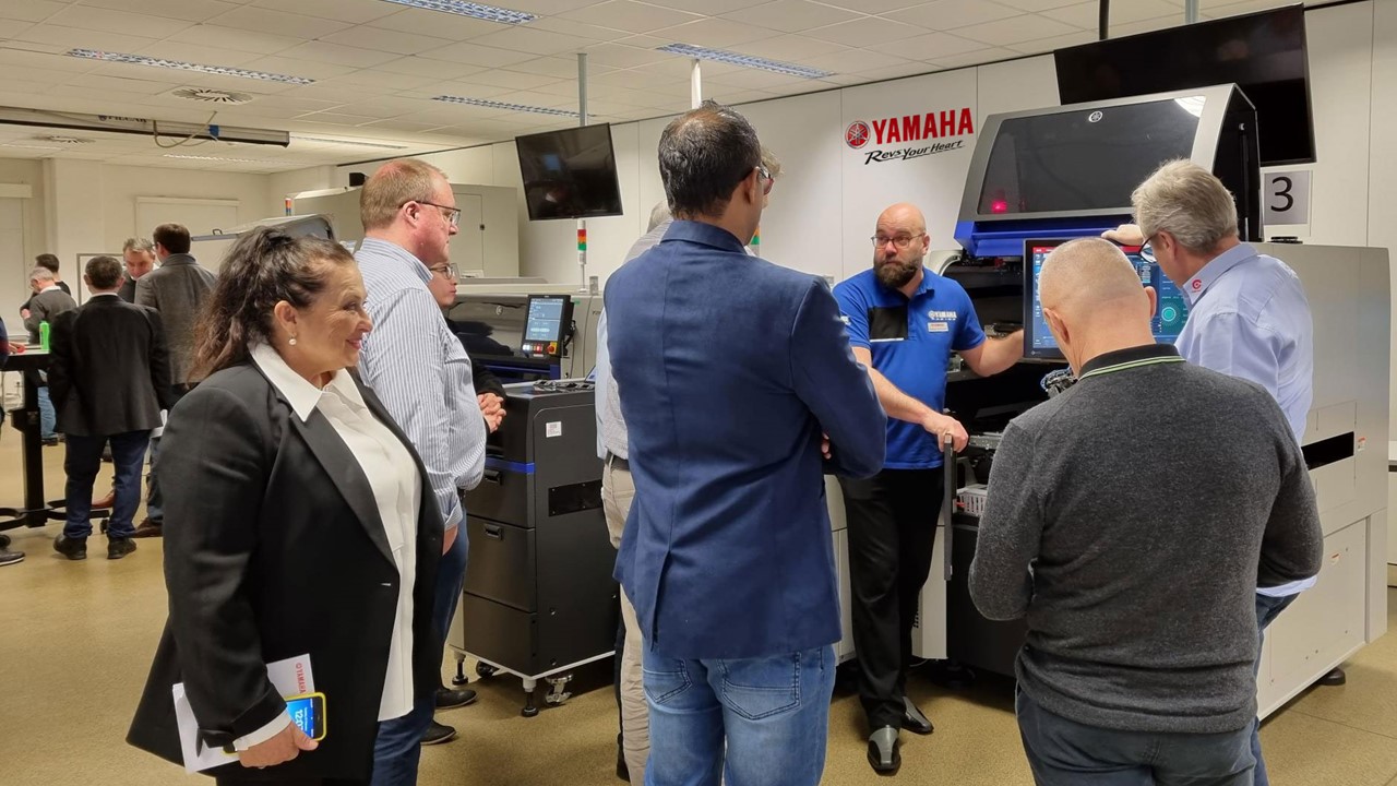 Andreas Grünewald demonstrates the latest equipment upgrades during Yamaha’s annual distributor conference at the Neuss headquarters