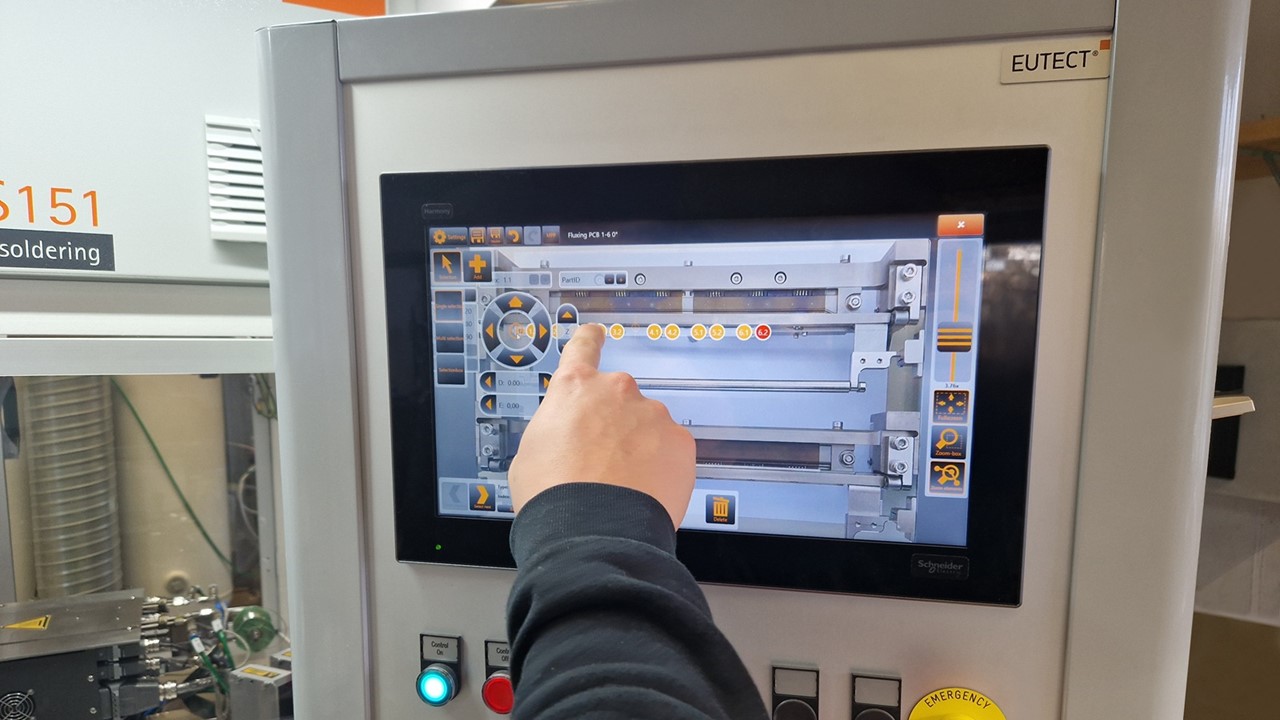 Efficient and simple machine operation for reliable, selective soldering processes