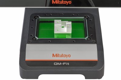 Figure 6. Compact & powerful. At just 25 kg, QM-Fit fits any workbench while delivering high-resolution imaging with 20MP CMOS optics