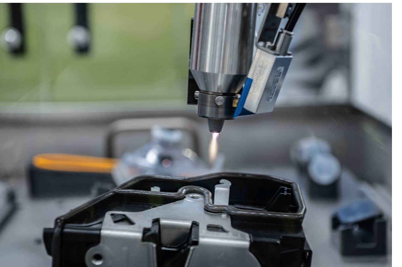 Openair-Plasma allows for the selective treatment of surfaces, such as adhesive grooves, in line with the manufacturing process. (Copyright Plasmatreat GmbH)