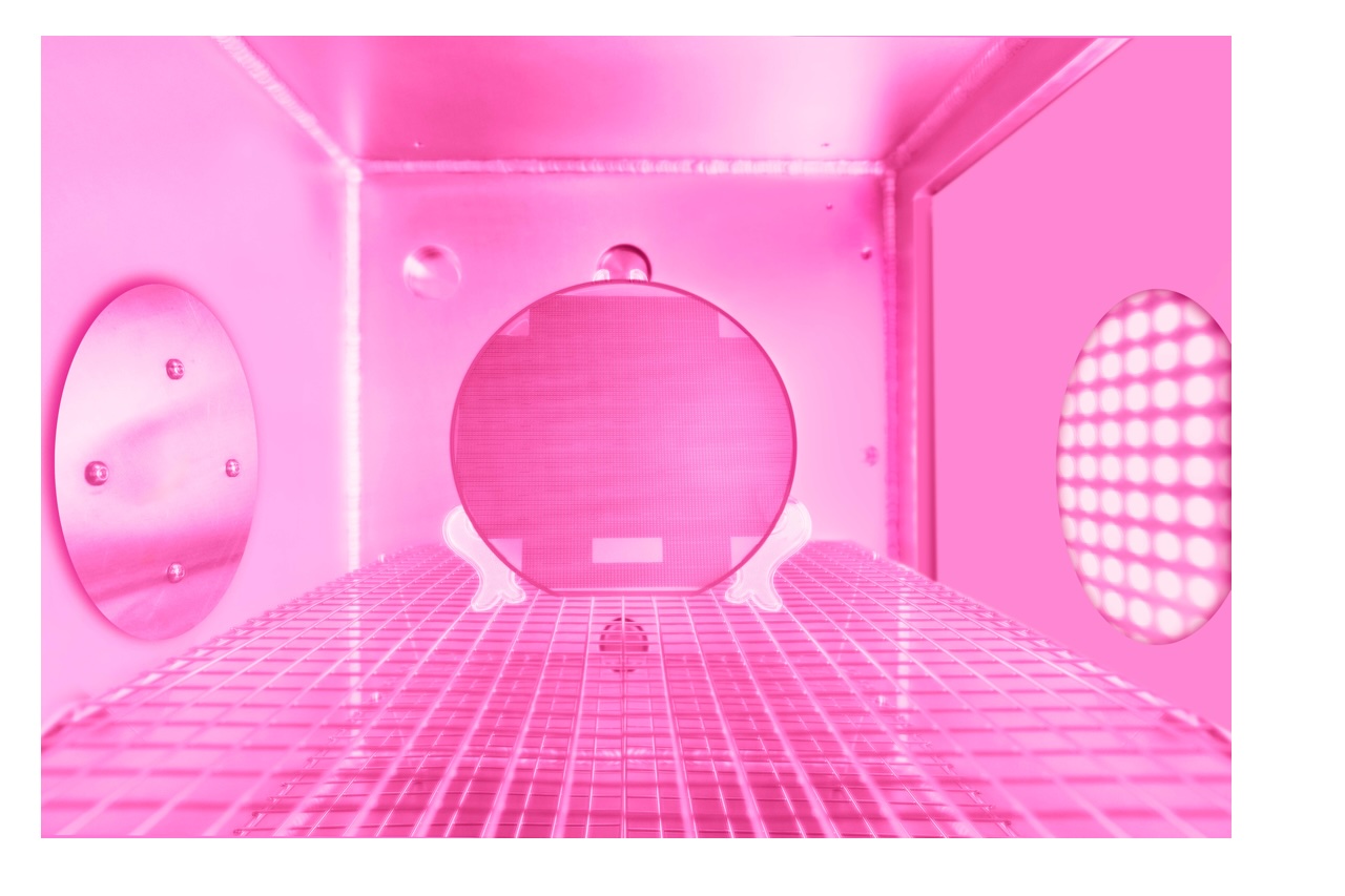 With the new AURORA-Plasma system the entire surface of both flat and 3D products can be treated. (Copyright Plasmatreat GmbH)